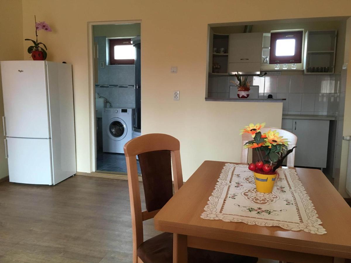Bicsak Apartman Apartment Joseni Екстериор снимка